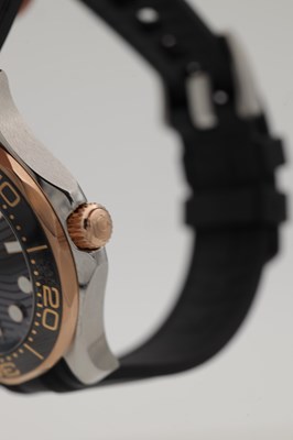 Lot 470 - A GENTLEMAN'S STEEL AND SEDNA GOLD OMEGA SEAMASTER DIVER 300 WRIST WATCH