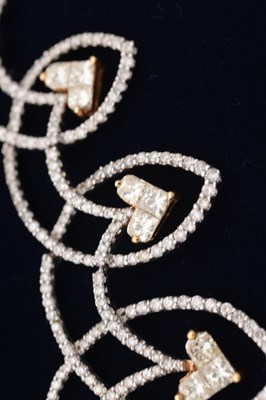 Lot 141 - AN 18CT YELLOW AND WHITE GOLD DIAMOND HEART MOTIF NECKLACE AND EARRING SET