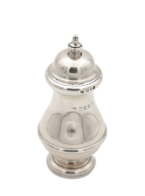Lot 125 - A 1930S ENGLISH SILVER PEPPER MILL