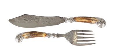 Lot 112 - A SET OF VICTORIAN ENGLISH SILVER AND STAG HORN FISH SERVERS