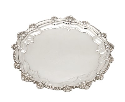 Lot 65 - AN EARLY 20TH CENTURY ENGLISH SILVER SALVER