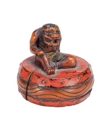 Lot 794 - A MINIATURE JAPANESE BOXWOOD AND LACQUER NETSUKE