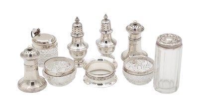 Lot 23 - A MIXED LOT OF 20TH CENTURY ENGLISH AND IRISH SILVER AND CUT GLASS TABLE ITEMS