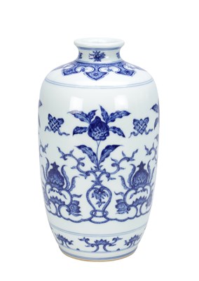 Lot 739 - A 20TH CENTURY CHINESE BLUE AND WHITE PORCELAIN MEIPING VASE