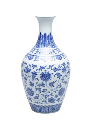 Lot 754 - A CHINESE BLUE AND WHITE PORCELAIN VASE