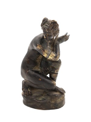 Lot 1057 - A SMALL 17TH CENTURY BRONZE CROUCHING VENUS