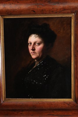 Lot 858 - AN EDWARDIAN OIL ON CANVAS PORTRAIT OF A LADY SET IN A REGENCY BURR OAK FRAME
