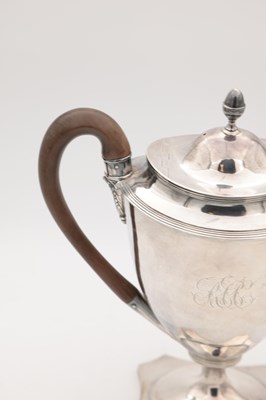 Lot 22 - A GEORGE III ENGLISH PROVINCIAL SILVER COFFEE POT BY HAMPSTON, PRINCE & CATTLES, YORK