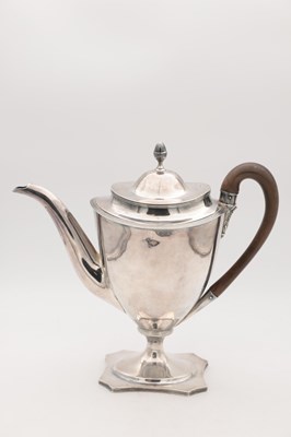 Lot 22 - A GEORGE III ENGLISH PROVINCIAL SILVER COFFEE POT BY HAMPSTON, PRINCE & CATTLES, YORK