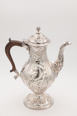 Lot 127 - A GEORGE III ENGLISH SILVER COFFEE POT