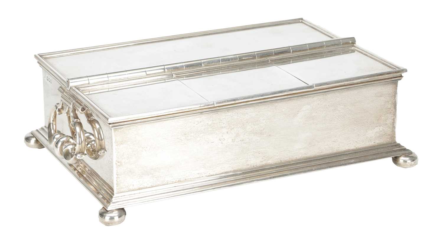 Lot 11 - A GOOD QUALITY EARLY 20TH CENTURY ENGLISH SILVER DESK STAND