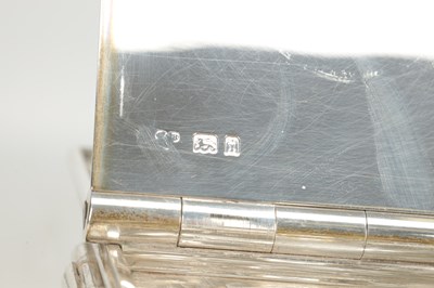 Lot 11 - A GOOD QUALITY EARLY 20TH CENTURY ENGLISH SILVER DESK STAND