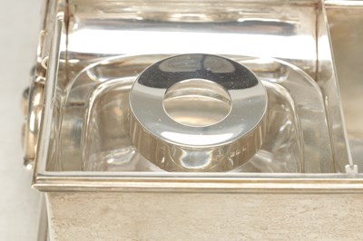 Lot 11 - A GOOD QUALITY EARLY 20TH CENTURY ENGLISH SILVER DESK STAND