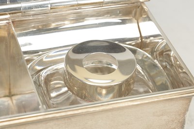 Lot 11 - A GOOD QUALITY EARLY 20TH CENTURY ENGLISH SILVER DESK STAND