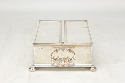 Lot 11 - A GOOD QUALITY EARLY 20TH CENTURY ENGLISH SILVER DESK STAND