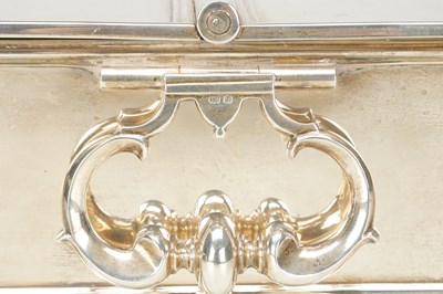 Lot 11 - A GOOD QUALITY EARLY 20TH CENTURY ENGLISH SILVER DESK STAND