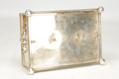 Lot 11 - A GOOD QUALITY EARLY 20TH CENTURY ENGLISH SILVER DESK STAND