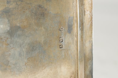 Lot 11 - A GOOD QUALITY EARLY 20TH CENTURY ENGLISH SILVER DESK STAND