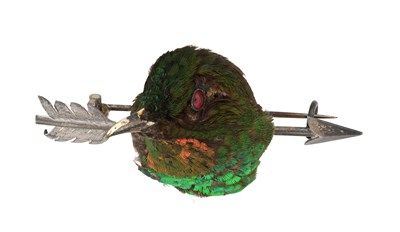 Lot 218 - A LATE 19TH CENTURY SILVER MOUNTED TAXIDERMY HUMMINGBIRD BROOCH