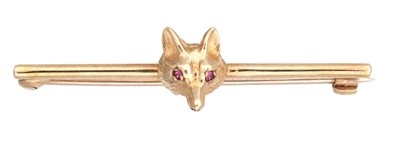 Lot 278 - A 9CT GOLD FOX HEAD BAR BROOCH WITH RUBY EYES