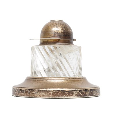 Lot 25 - AN EARLY 21ST CENTURY ENGLISH SILVER MOUNTED CUT GLASS INKWELL IN THE FORM OF A JOCKEY'S HAT ON BASE