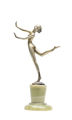 Lot 995 - IN THE MANNER OF LORENZL AN ART DECO BRONZE FIGURE OF A DANCING GIRL ON A GREEN ONYX BASE