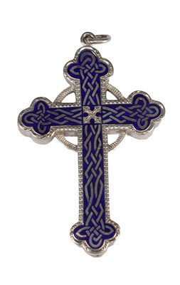 Lot 145 - A 20TH CENTURY SILVER METAL AND ENAMEL CELTIC CROSS PENDANT