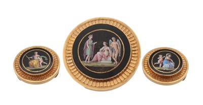 Lot 250 - A FRENCH 18CT GOLD AND ENAMEL BROOCH AND A PAIR OF BUTTONS