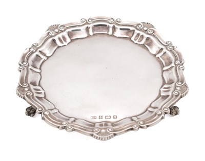 Lot 31 - A LATE 20TH CENTURY ENGLISH SILVER SALVER WITH SHELL AND SCROLL RIM