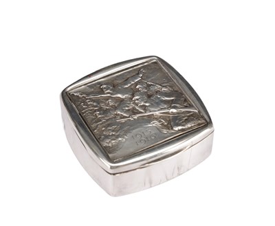 Lot 52 - A CONTINENTAL EARLY 20TH CENTURY EMBOSSED SILVER HINGED BOX