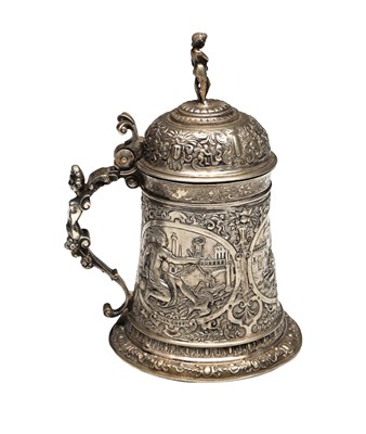 Lot 50 - A CONTINENTAL SILVER LIDDED TANKARD WITH FIGURAL FINIAL