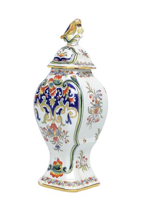 Lot 634 - A 19TH CENTURY DUTCH DELFT TIN-GLAZED EARTHENWARE VASE AND COVER WITH BIRD FINIAL